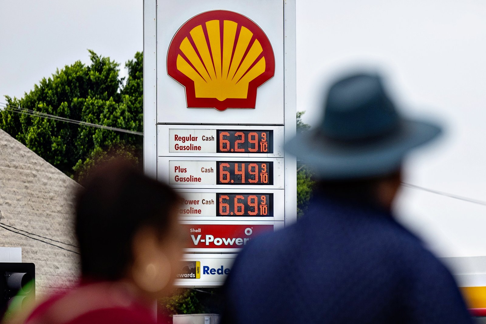 A Shell gas station sign displays high prices in Los Angeles on Sept. 17, 2023. Credit: Jason Armond/Los Angeles Times via Getty Images